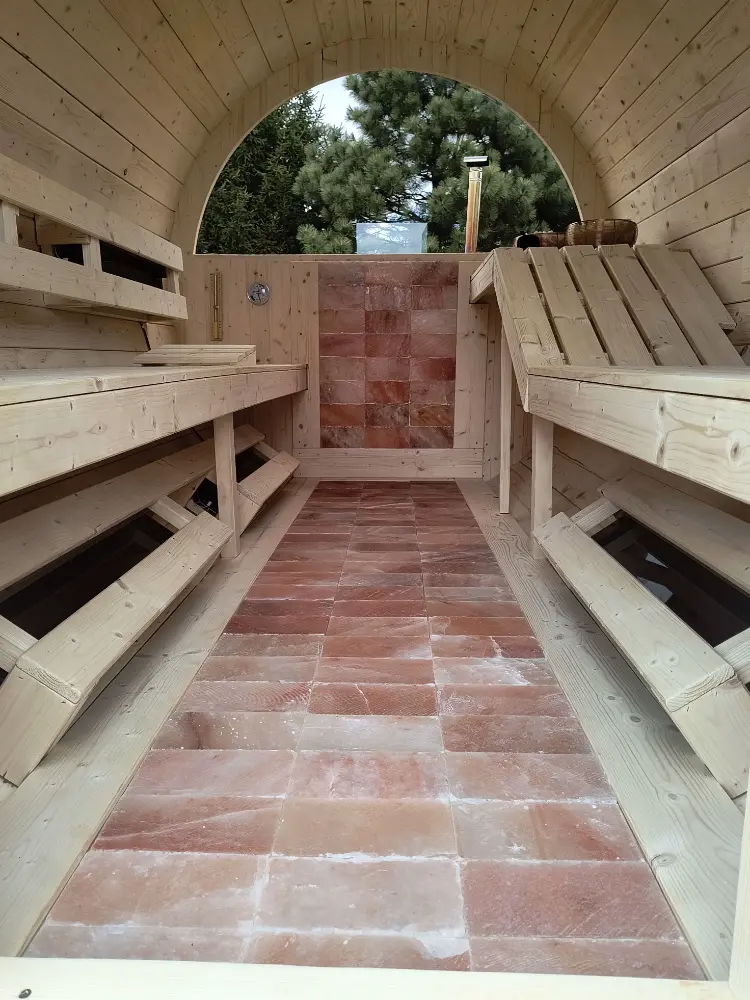 Sauna fińska od środka, ławy i podłoga z soli