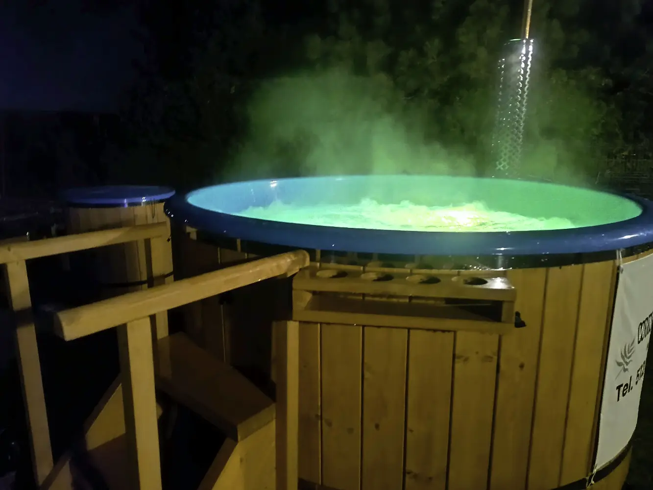 Balia hydro-air z zielonym podświetleniem i unoszącą się parą