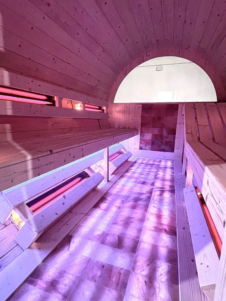 Sauna infrared ze strefą groty solnej, promienniki podczerwieni i ściana z soli