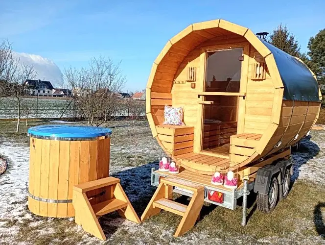 Komplet: sauna, balia ogrodowa i balia do schładzania w ogrodzie
