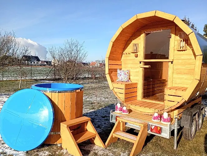 Sauna mobilna z balią ogrodową i balią do schładzania przygotowane dla gości