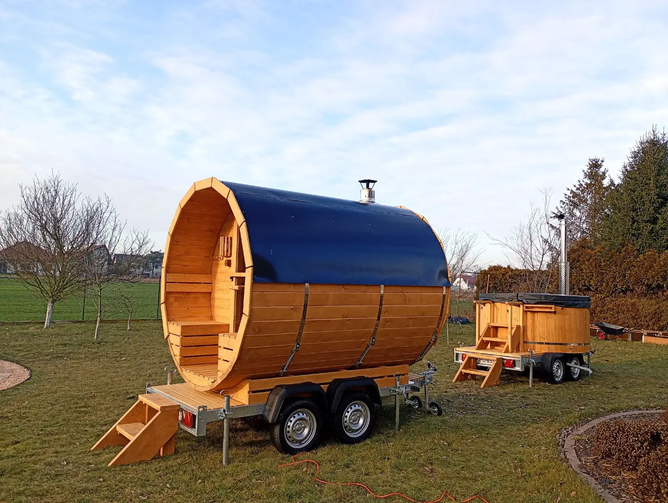 Sauna na przyczepie obok balii ogrodowej