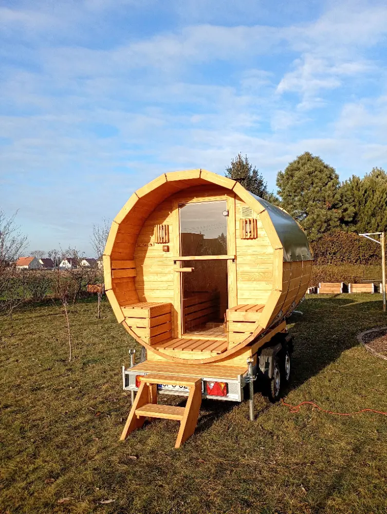 Sauna mobilna gotowa do dowozu w jesiennym ogrodzie