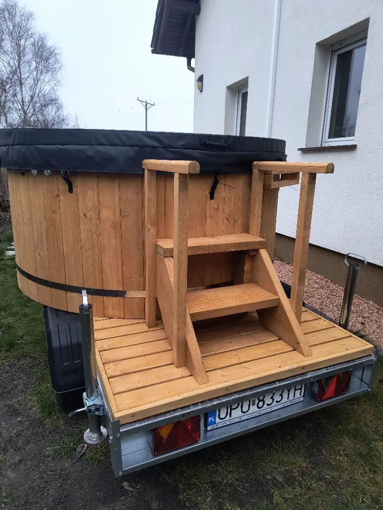 Balia ogrodowa z pokrywą termiczną ustawiona przy domu